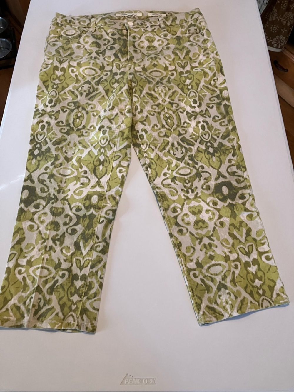 Jones New York City Cuffed Capri’s Size 16 Green White and Tan‎ Print